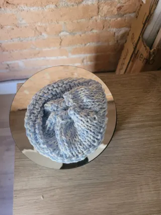 Gorro de bebé tejido azul y blanco