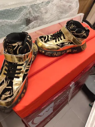 Zapatillas altas doradas y negras