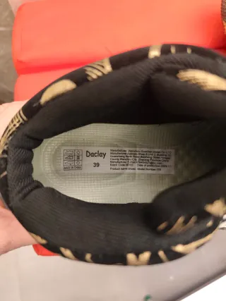 Zapatillas altas doradas y negras