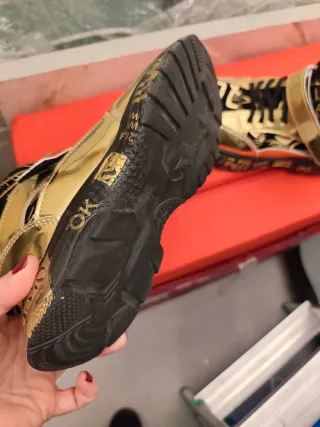 Zapatillas altas doradas y negras