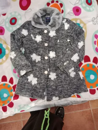 Abrigo niña gris flores blancas 5 años