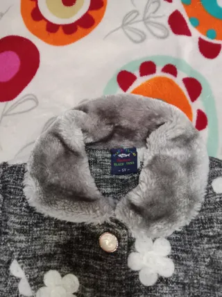 Abrigo niña gris flores blancas 5 años