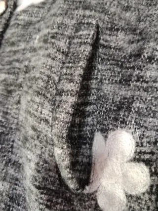 Abrigo niña gris flores blancas 5 años