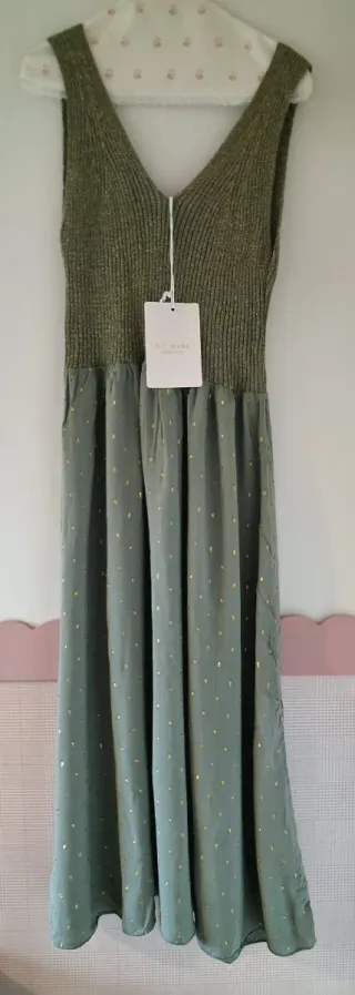 Vestido verde con detalles dorados