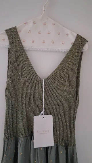 Vestido verde con detalles dorados