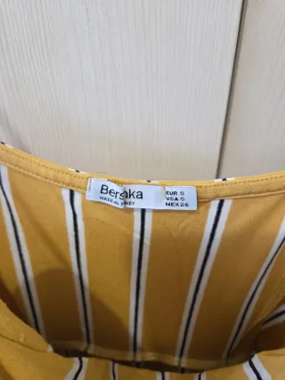 Mono amarillo con rayas verticales