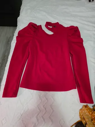 Camisa roja con hombros abullonados