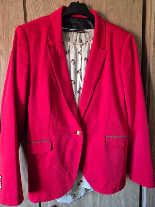 Conjunto Blazer Zara Roja con Coderas y Blusa