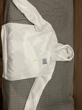Sudadera blanca con capucha y logo