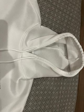 Sudadera blanca con capucha y logo