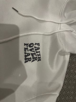 Sudadera blanca con capucha y logo