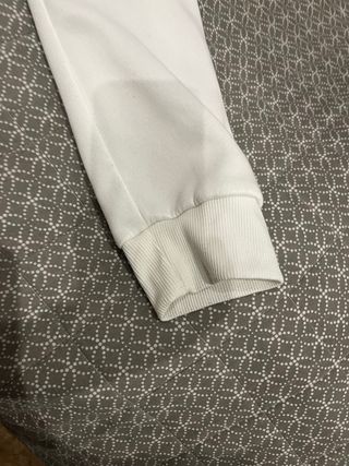Sudadera blanca con capucha y logo