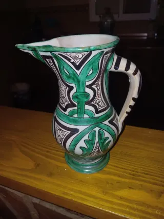 Jarra de cerámica decorada