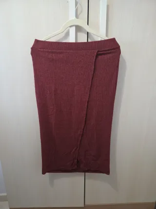 Falda cruzada de canalé roja