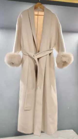 Abrigo largo beige con puños de pelo