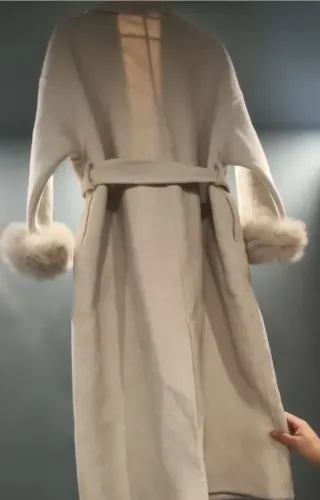 Abrigo largo beige con puños de pelo