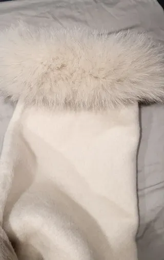 Abrigo largo beige con puños de pelo