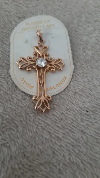 Cruz chapada en oro con circonita