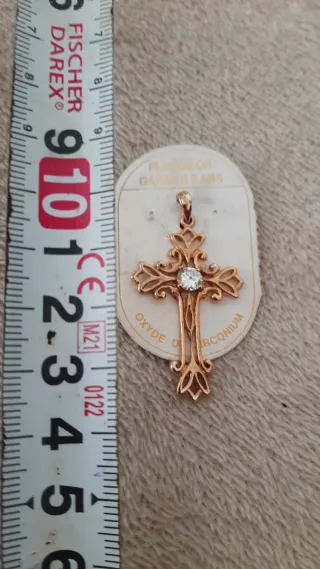 Cruz chapada en oro con circonita