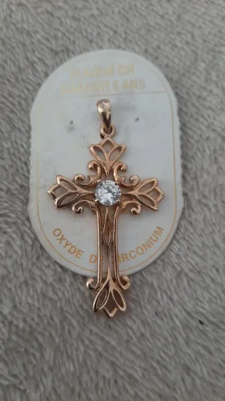Cruz chapada en oro con circonita