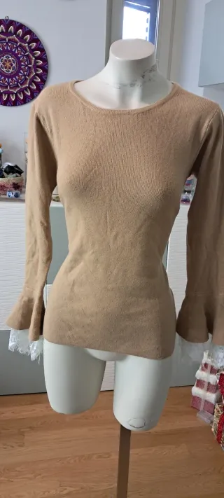 Maglione beige con maniche in pizzo