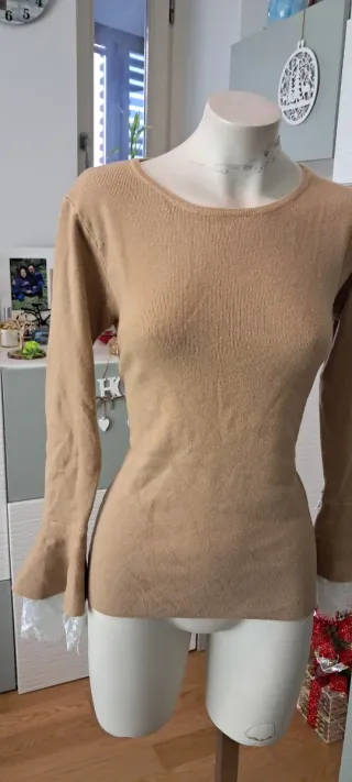 Maglione beige con maniche in pizzo