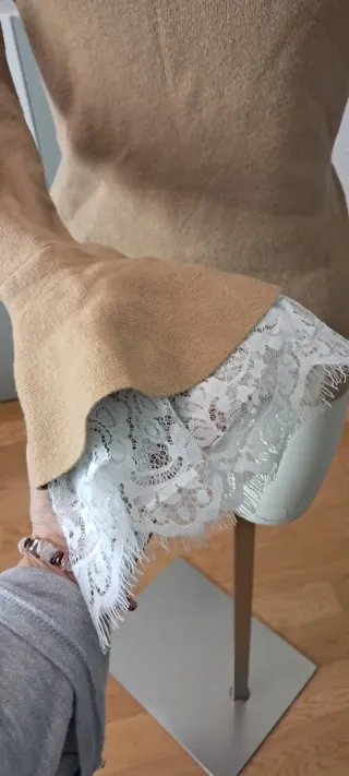 Maglione beige con maniche in pizzo