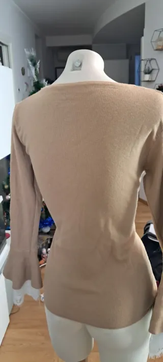 Maglione beige con maniche in pizzo