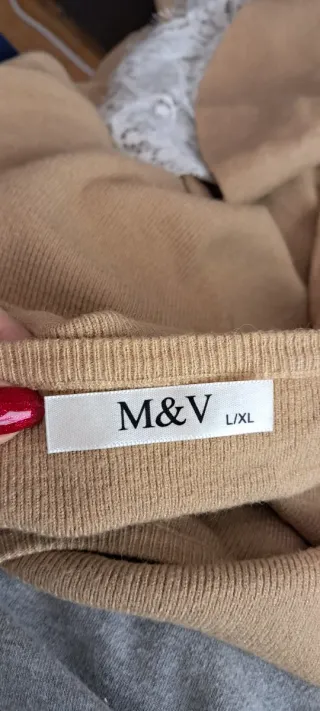 Maglione beige con maniche in pizzo