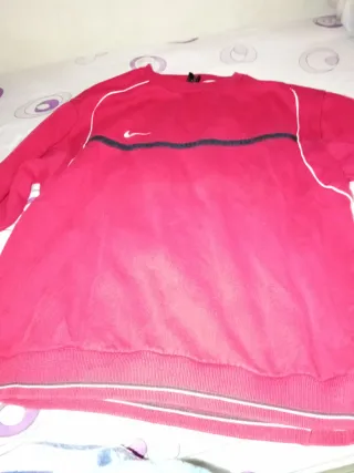 Sudadera Roja con detalles blancos
