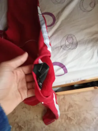 Sudadera Roja con detalles blancos