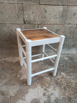 Taburete de madera blanco