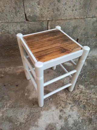 Taburete de madera blanco
