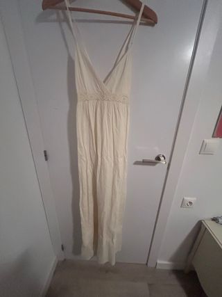 Vestido largo beige con encaje