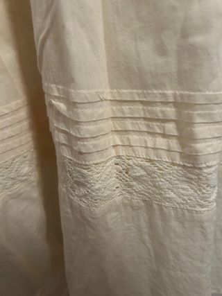 Vestido largo beige con encaje