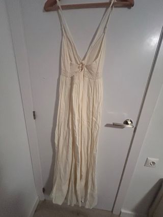 Vestido largo beige con encaje