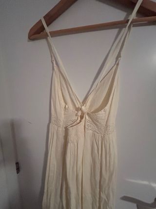 Vestido largo beige con encaje