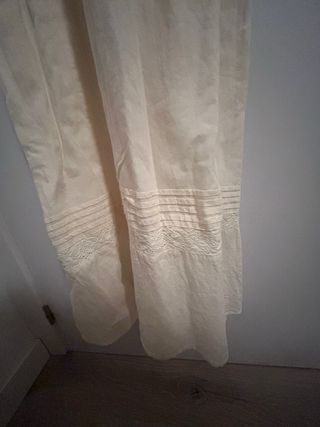 Vestido largo beige con encaje