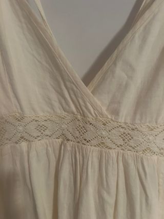 Vestido largo beige con encaje