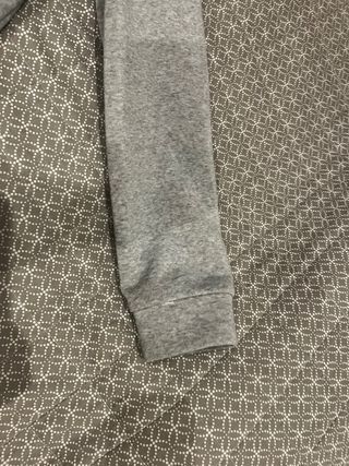 Sudadera gris con capucha