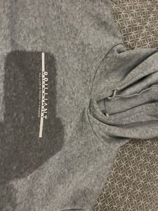 Sudadera gris con capucha