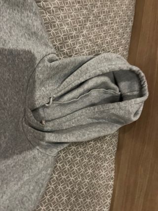 Sudadera gris con capucha