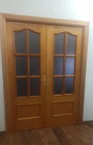 Puerta doble de madera con cristal