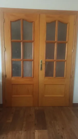 Puerta doble de madera con cristal