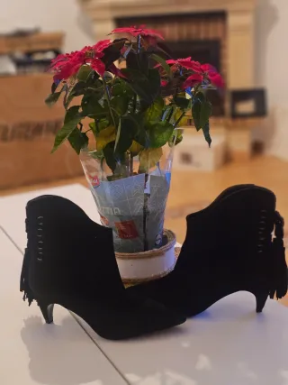 Botines negros con flecos y tachuelas