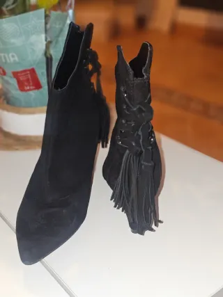 Botines negros con flecos y tachuelas