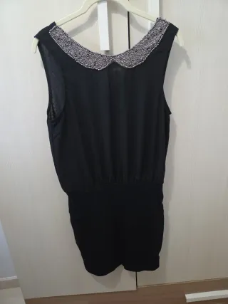 Vestido negro con cuello pedrería