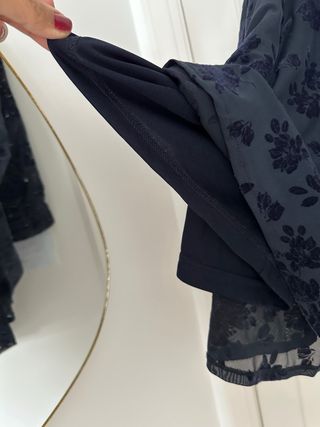 Falda negra con flores de terciopelo