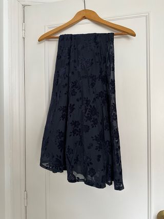 Falda negra con flores de terciopelo