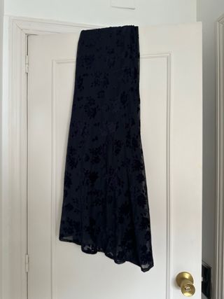 Falda negra con flores de terciopelo